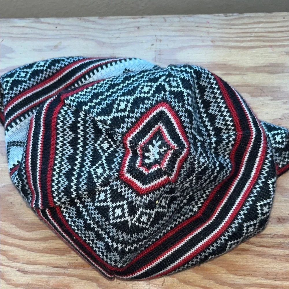 Aeropostale Black and Red Nordic‎ Patterned Beanie EUC